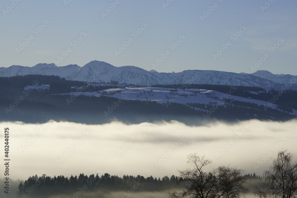 Tief hängende Wolken Nebel in einem Tal im Allgäuer Alpenvorland
