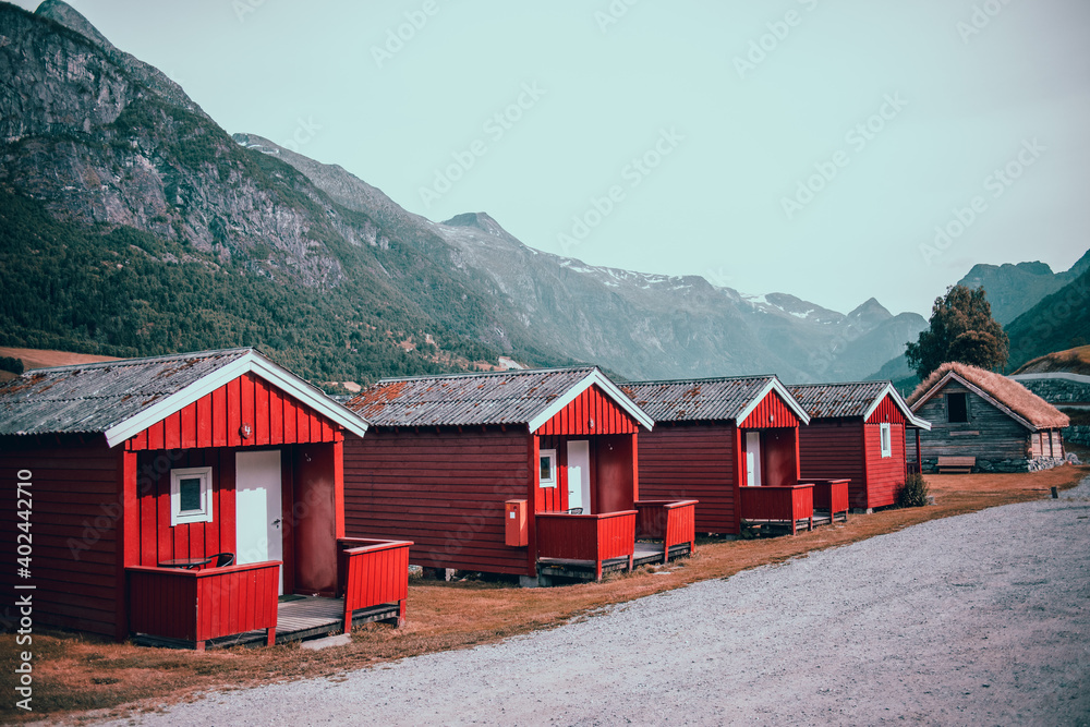 cabañas en Noruega viaje tonos rojos y azules camping