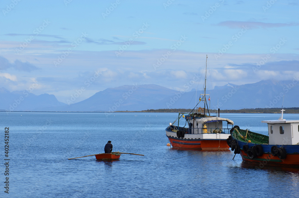 Ruder-Bootsfahrer in einer Bucht in 
Punta Arenas in Patagonien.