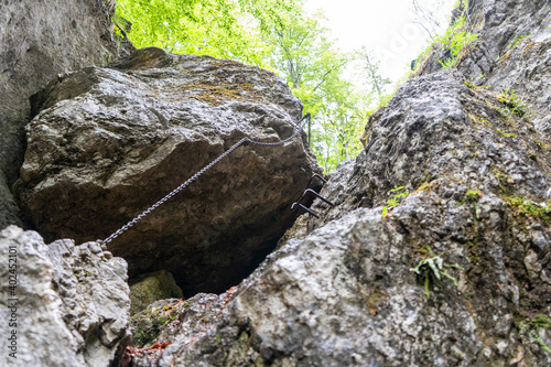 Klettersteig mit Eisen und Sicherungsseil
