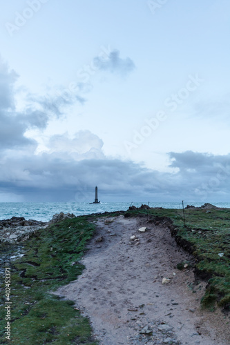 Vue par jour de marée au lever du soleil du Phare de la Hague à Goury (Normandie, France) photo