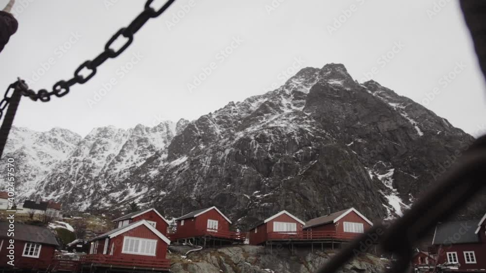 Casas rojas sobre gran montaña en Noruega