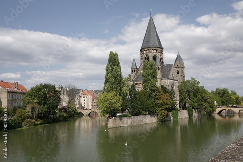 Metz: Blick von der Moyen Pont auf die Mosel und den Temple Neauf