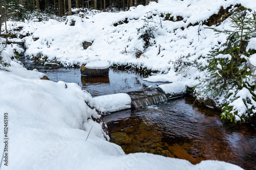 Winterlandschaft mit kleinem Bach im Bayerischen Wald