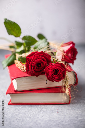 Fotografía Rose and Book, traditional gift for Sant Jordi, the Saint Georges Day