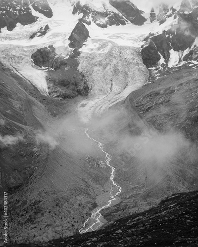 Der Tschierv Gletscher an einem Regentag photo