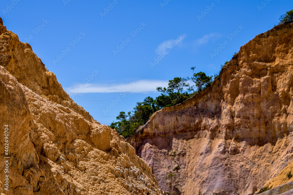 Falésia no litoral de Trancoso na Bahia. Formação rochosa de praia