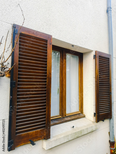 Volets en bois avec un mur en pierres