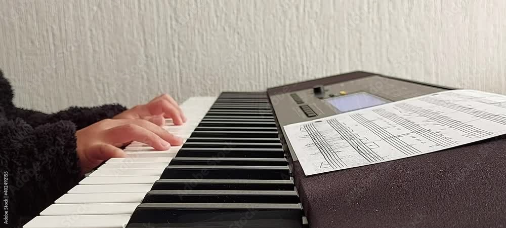 Niño aprendiendo a tocar el teclado musical
