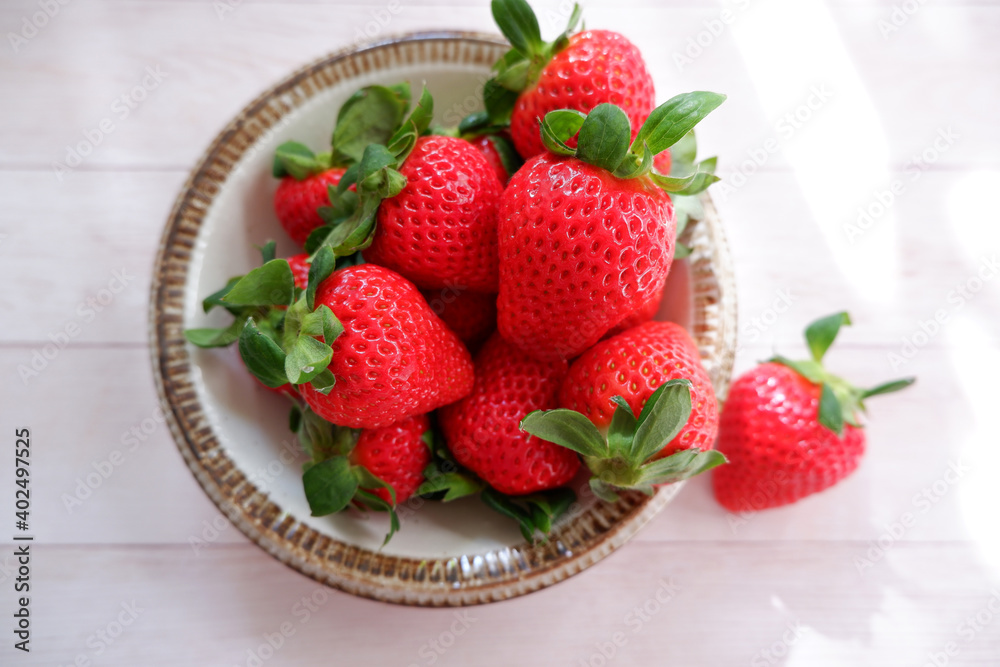 Seasonal fruits, Fresh strawberries on white wooden background. 季節の果物、フルーツ、木製テーブルの上のイチゴ、苺背景、新鮮な果物 Seasonal fruits, Fresh strawberries on white wooden background. 季節の果物、フルーツ、木製テーブルの上のイチゴ、苺背景、新鮮な果物