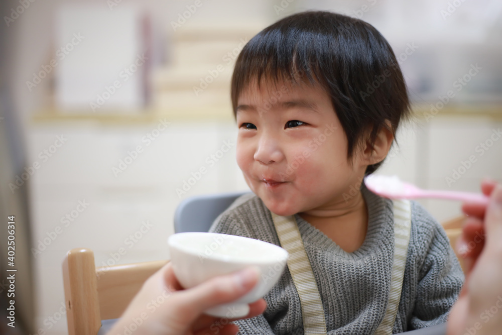 離乳食を食べる赤ちゃん 離乳食を食べる赤ちゃん