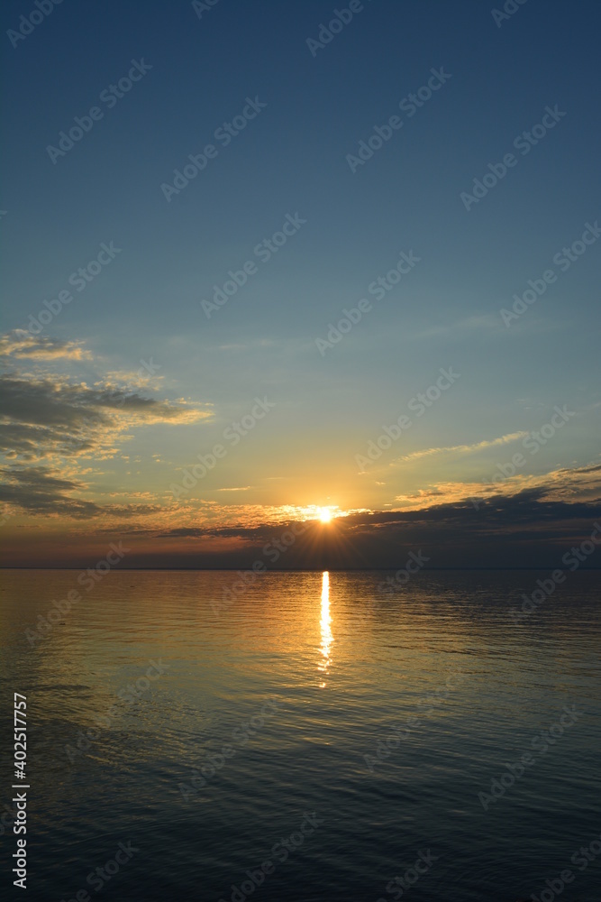 Naklejka premium golden hour by the sea