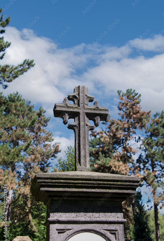 verziertes Kreuz auf einem Stein