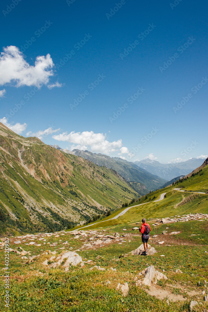 Un randonneur dans la montagne. Un touriste dans les Alpes. Une randonnée en solitaire à la montagne.