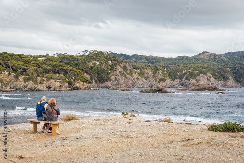 un couple de touristes regardent la mer. Des vacanciers à la plage. Un paysage de bord de mer. Des gens en vacances