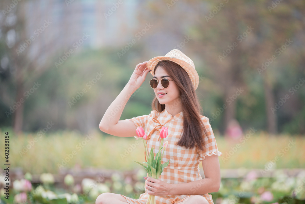 Obraz premium Portrait beautiful asian woman lifestyle resting in the park, relaxation concept, mind care