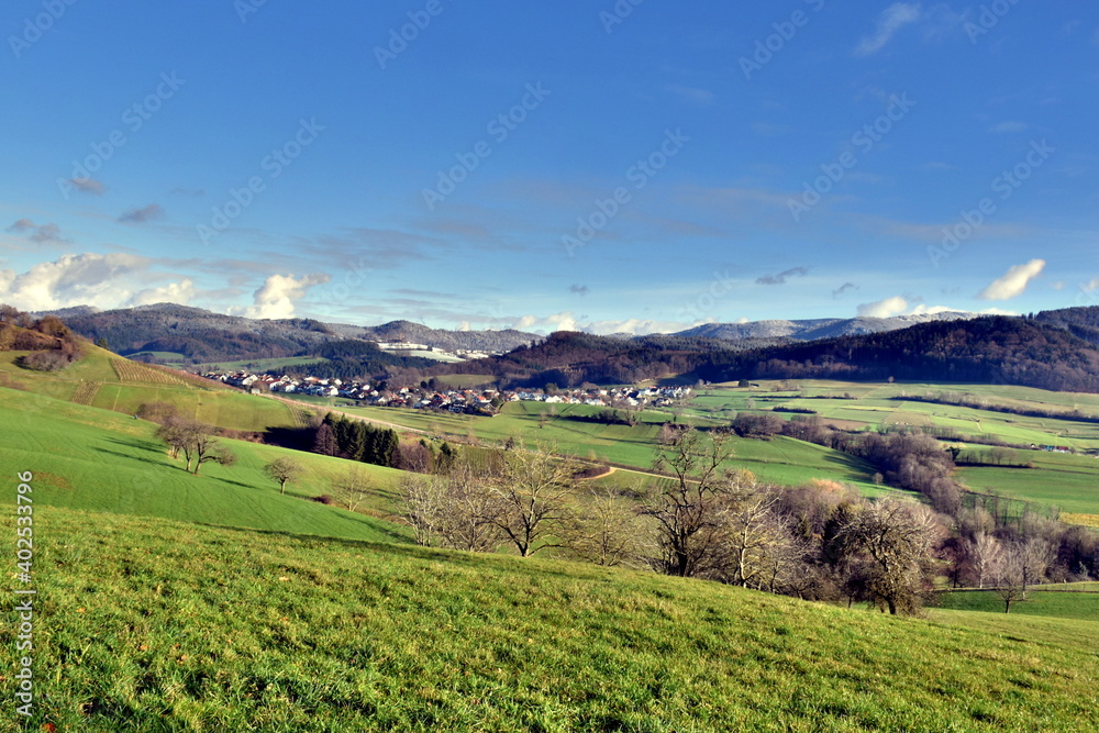 Naklejka premium Der Schönberg bei Freiburg unter der Wintersonne 
