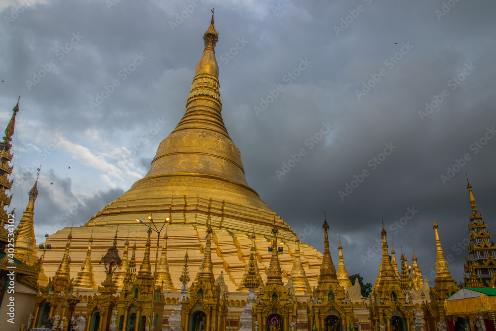 Fototapeta premium Shwedagon Pagoda in Yangon Myanmar Burma Asia