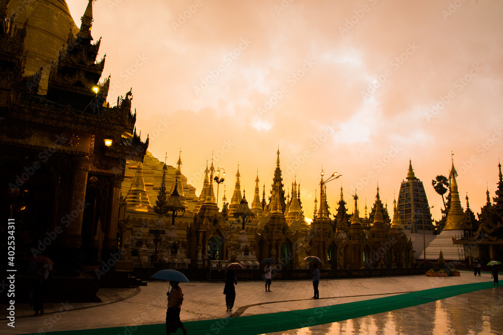 Obraz premium Shwedagon Pagoda in Yangon Myanmar Burma Asia