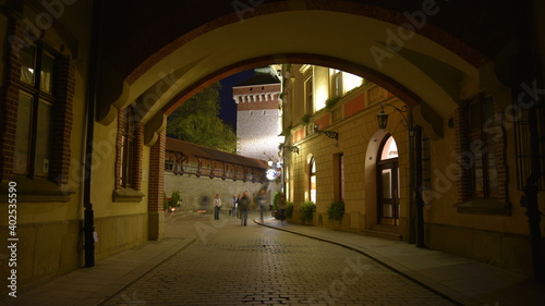 Kraków nocą, ulica Pijarska, Brama Floriańska