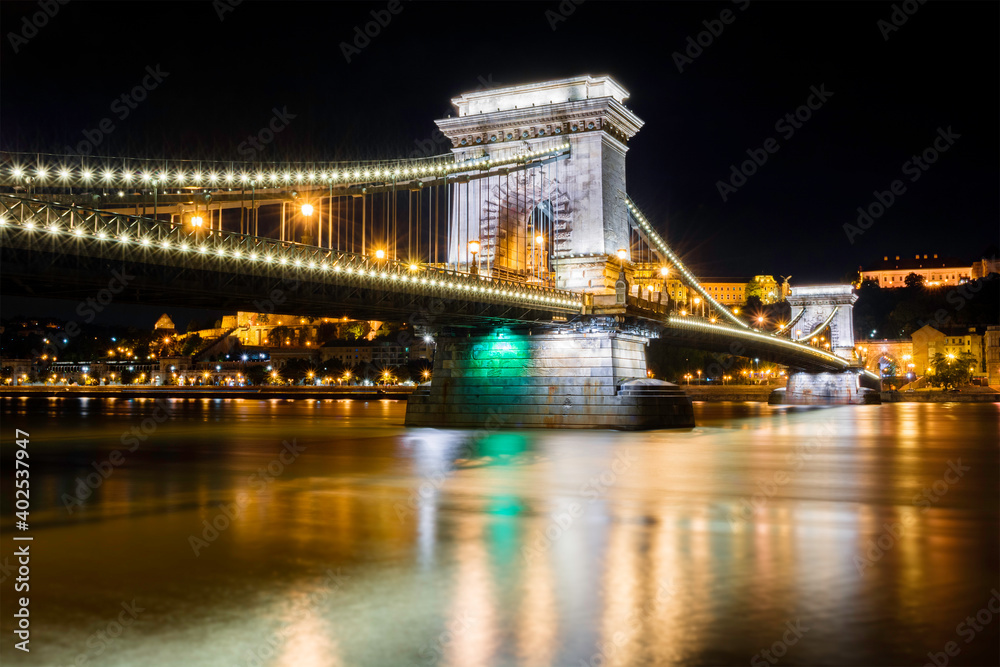 Fototapeta premium Szechenyi Chain Bridge in Budapest (Hungary) in front of the Buda Castle by night