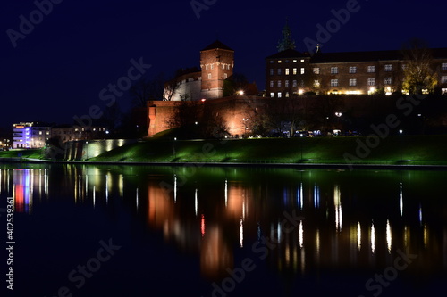 Wawel, Zamek Królewski, Kraków nocą, miasto turystyczne w Polsce wpisane na listę Unesco, spacer alejkami nad Wisłą, 