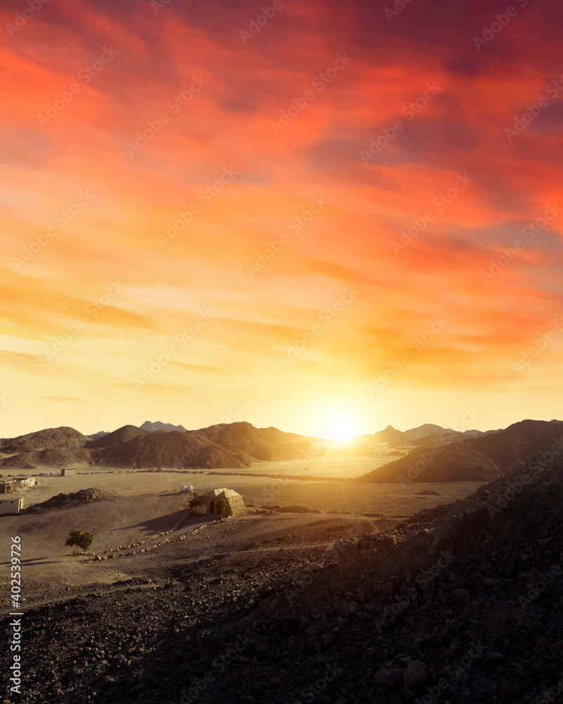 Sonnenuntergang in der arabischen Wüste in Ägypten