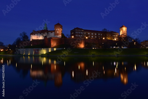 Wawel, Zamek Królewski, Kraków nocą, miasto turystyczne w Polsce wpisane na listę Unesco, spacer alejkami nad Wisłą,  © Albin Marciniak