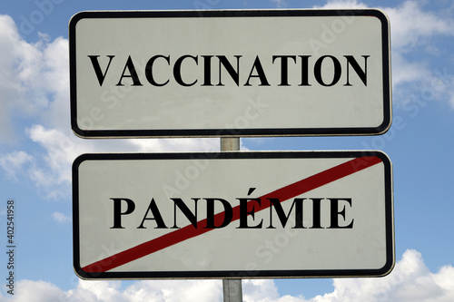 Concept d'incitation à la vaccination contre une pandémie avec un panneau de circulation routière