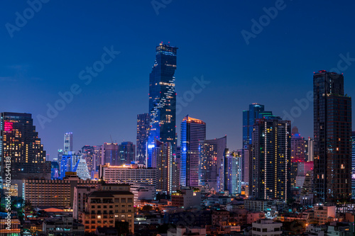 Fototapeta Naklejka Na Ścianę i Meble -  cityscape of Bangkok city skyline with night light skyscraper building background in Central business district Bangkok, Thailand