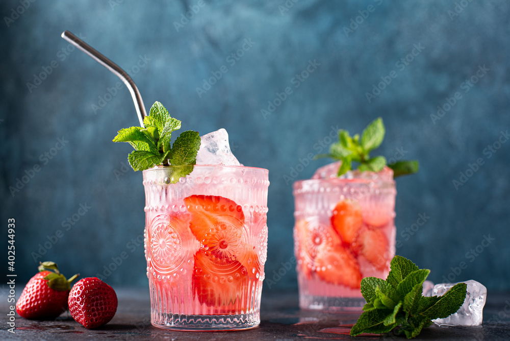 strawberry alcoholic cocktail with fresh mint - obrazy, fototapety, plakaty 