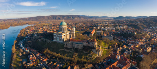 Foto Esztergom, Hungary - Aerial view of the beautiful Basilica of Esztergom near riv