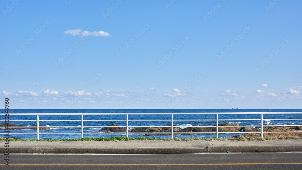  海沿いの道 白いフェンス 海景