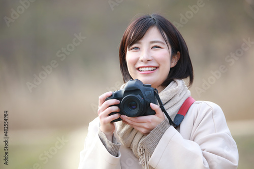 写真を撮る女性 © yamasan