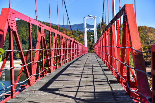 red suspension bridge © Hironari Nango