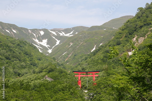 雪が残る湯殿山