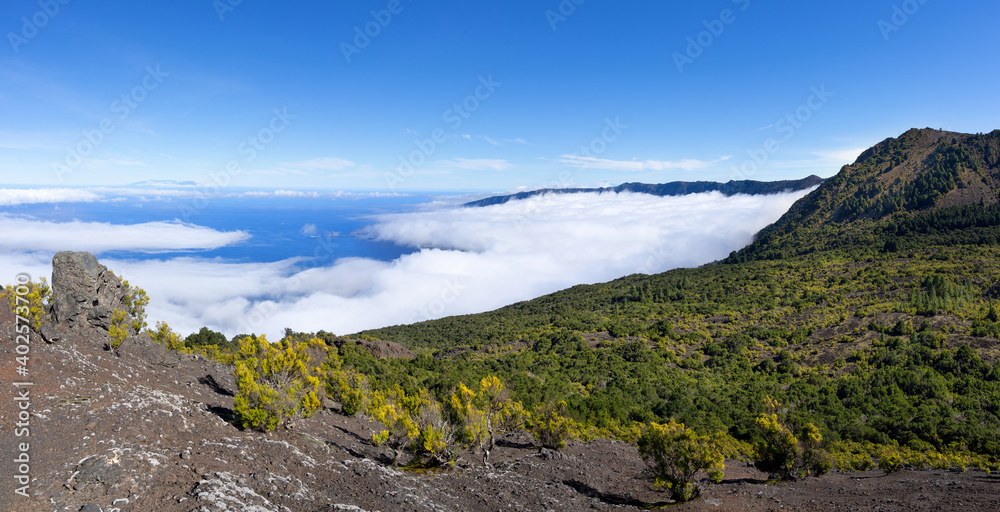 Obraz premium El Hierro, Kanarische Inseln - Blick vom Vulkan Tanganasoga zum Wolkenmeer über dem El Golfo Tal, rechts der Malpaso
