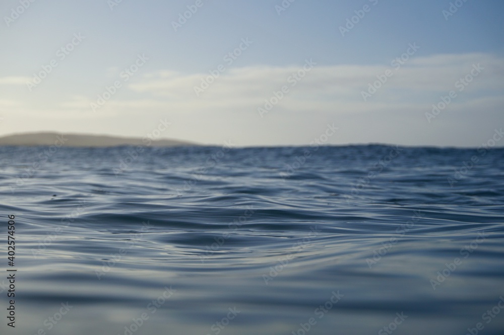 Obraz premium Blue ocean water ripples in the fading evening light