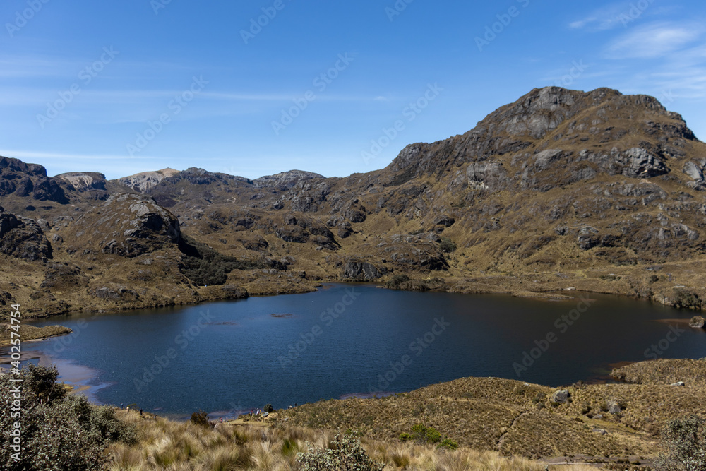 Laguna entre montañas