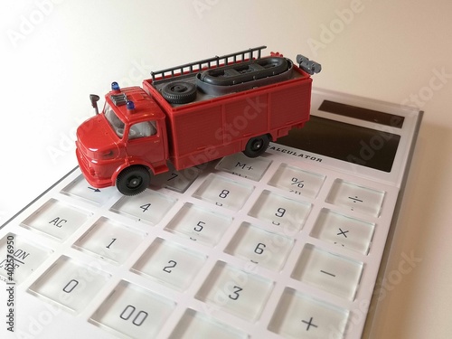 Feuerwehr Kalkulation, Rechner, Etat, Taschenrechner, Feuerwehrauto, Abgaben, Steuern,