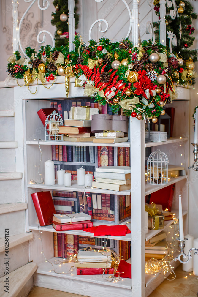 Fototapeta premium Room with a large library of books with a Christmas decor