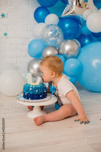 Boy crash first smash cake