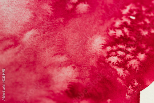 Hintergrund rote Aquarellfarbe mit Salztechnik wirkt wie weiße Kristalle oder Blüten für Karten geeignet mit Platz für Text