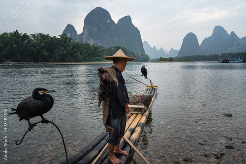 Foto Cormorant fishermen at the river side at dusk  in Xingping China