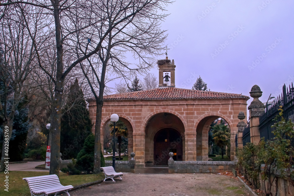 Fachada de la ermita de la Soledad al atardecer en Soria, España. Ermita localizada en los jardines de la Alameda de Cervantes.