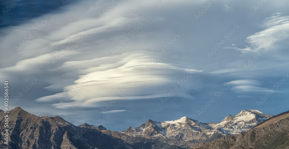 Obraz premium Lenticular clouds over snowy mountains in the ski resort of Boi Taull, Pyrenees Lleida, Spain