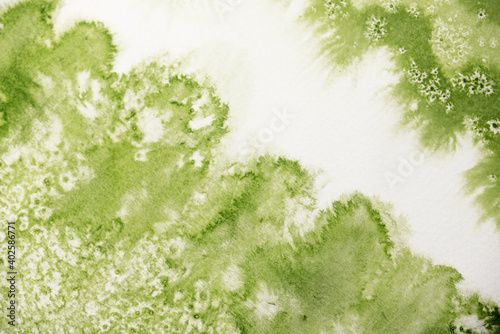 Hintergrund, grünes Aquarell mit Salztechnik wirkt wie eine Wiese oder Pflanze mit  weiße Blüten  oder Sternen