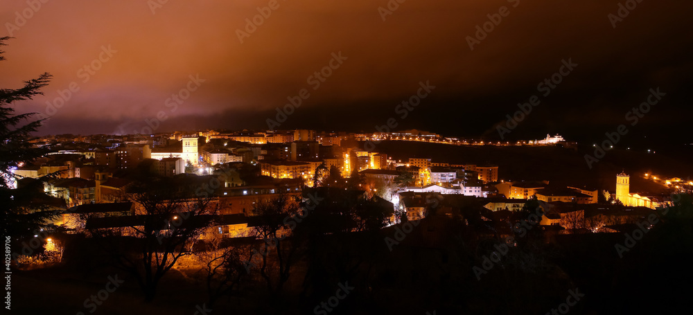 Panorámica de Soria desde el mirador del Sagrado Corazón iluminado en una noche lluviosa de otoño. Soria, España, Europa.