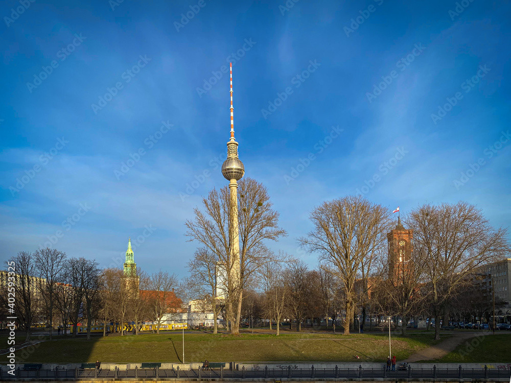 Fototapeta premium Fernsehturm Berlin und Nikolaiviertel 