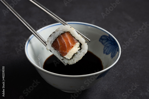 sushi con salsa de soja